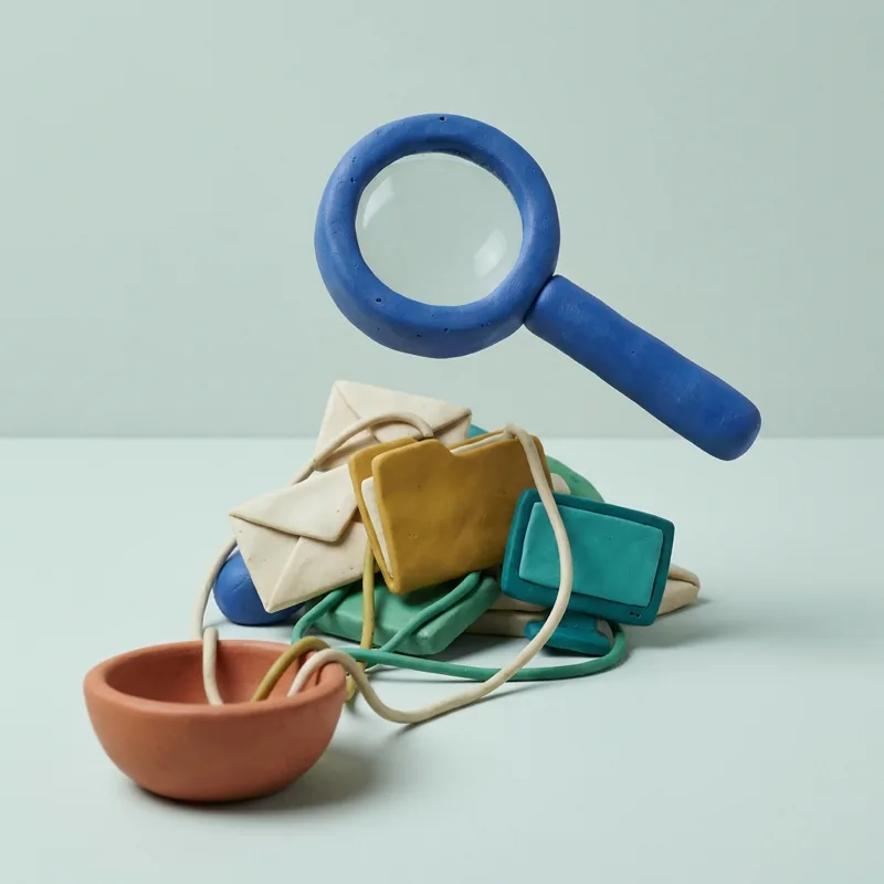 Klei-illustratie: een vergrootglas boven een wirwar van enveloppen, mappen en een scherm, met draadjes naar één leeg schaaltje.