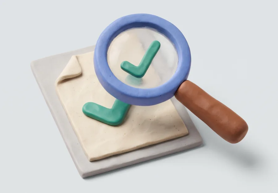 Klei-illustratie: een document met een vinkje, en een vergrootglas dat er een tweede vinkje bij zet.